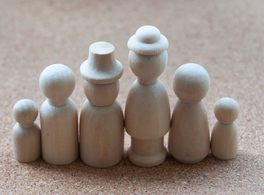 Representación de inversión de roles con figuras de madera